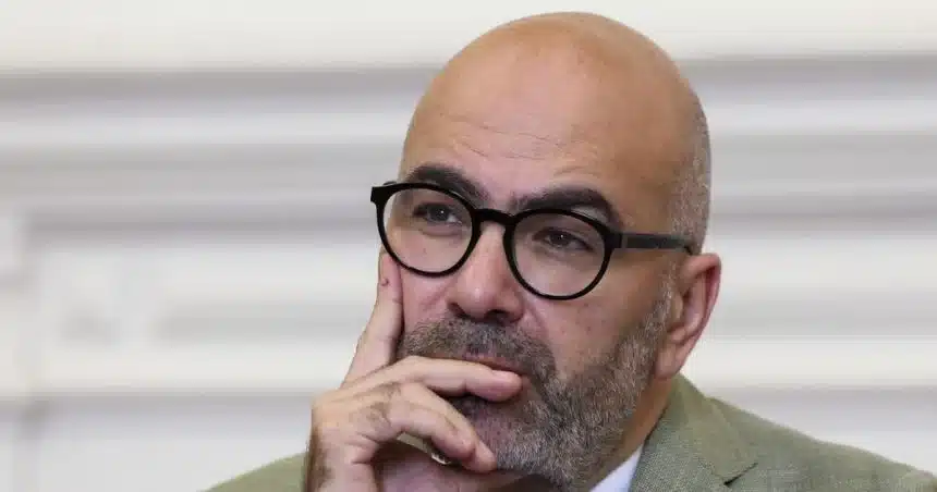 Miguel Pinto Luz used to be deputy mayor of Cascais. He now represents the Algarve, but is also Minister of Infractures and Housing. Image: Lusa