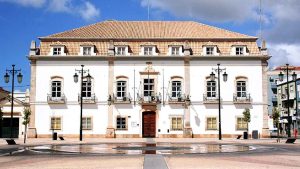 Dozens protest against lockdown measures in front of Portimão Town Hall