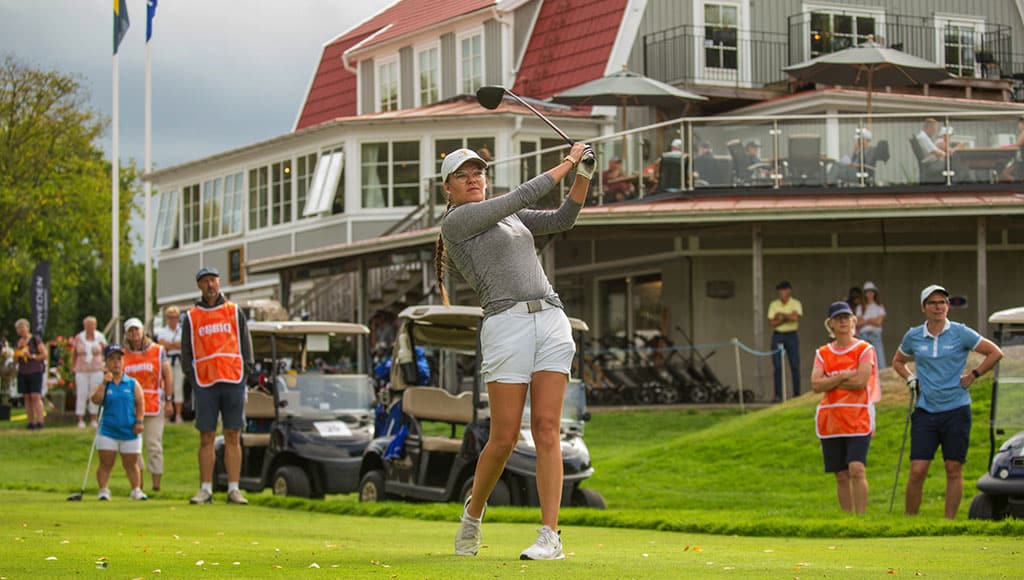 Daphne Van Houten during a practice round