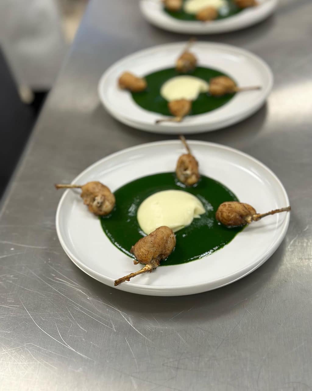 Frog legs with a parsley and a garlic sauce