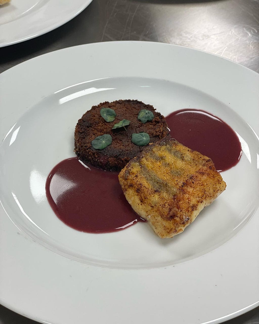 Pike fish with an onion tarte and a red wine sauce