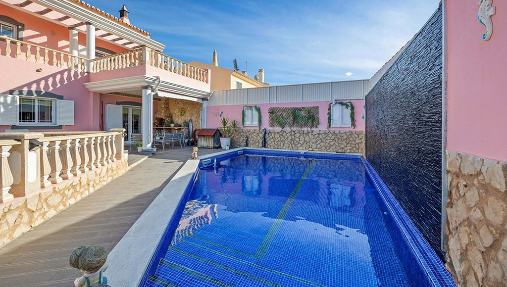 Stylish villa of excellent proportions on a corner plot near Ferragudo