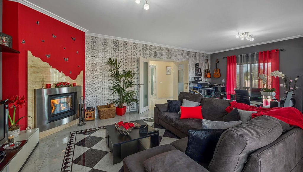 Stylish villa of excellent proportions on a corner plot near Ferragudo