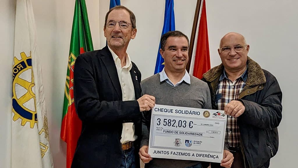 From left: Silves Rotary Club President Rainer Kroth, Armação de Pêra Parish Council President Ricardo Pinto, and Sérgio Costa, President of the Clube dos Veículos Clássicos do Barlavento