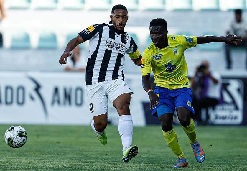 Portimonense’s Fahd Moufi (left) vies for the ball with Arouca’s Morlaye Sylla during last Saturday’s match in Portimão