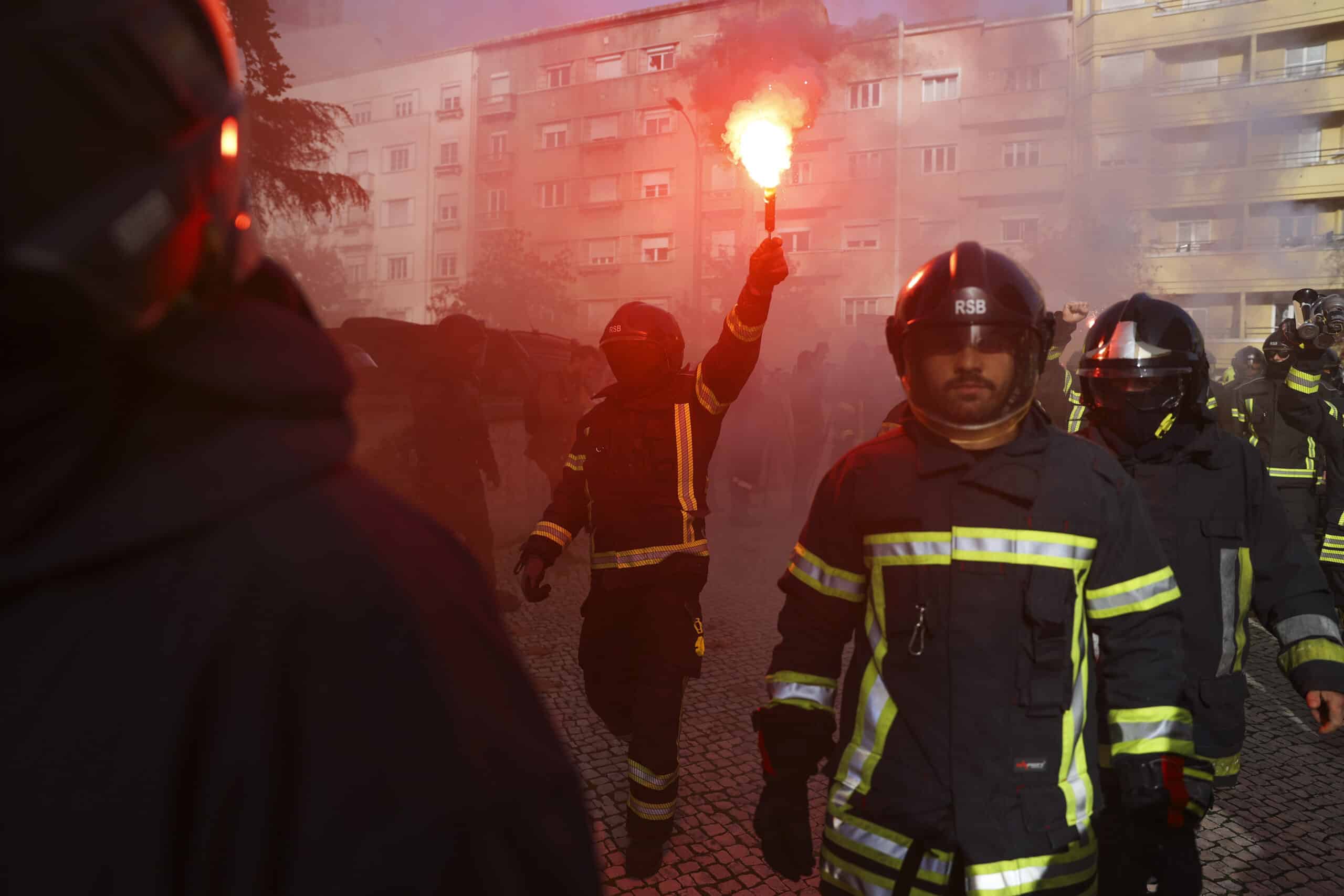 Firefighters' union calls national strike on January 15