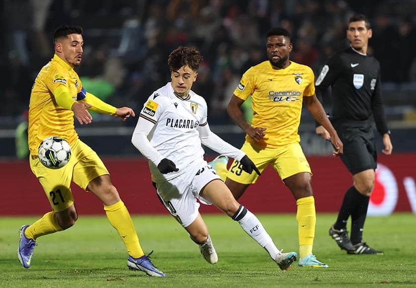 Famalicão player Iván Jaime (centre) fighting for the ball alongside Portimonense’s Pedro Sá (left) at last Friday’s match at Famalicão Municipal Stadium