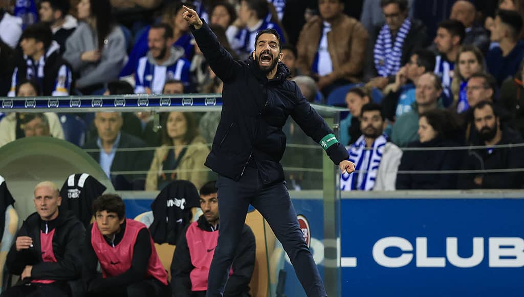 Sporting's head coach Ruben Amorim reacts during their Portuguese First League soccer match against FC Porto, held at Dragao stadium, in Porto, Portugal, 28 April 2024. JOSE COELHO/LUSA