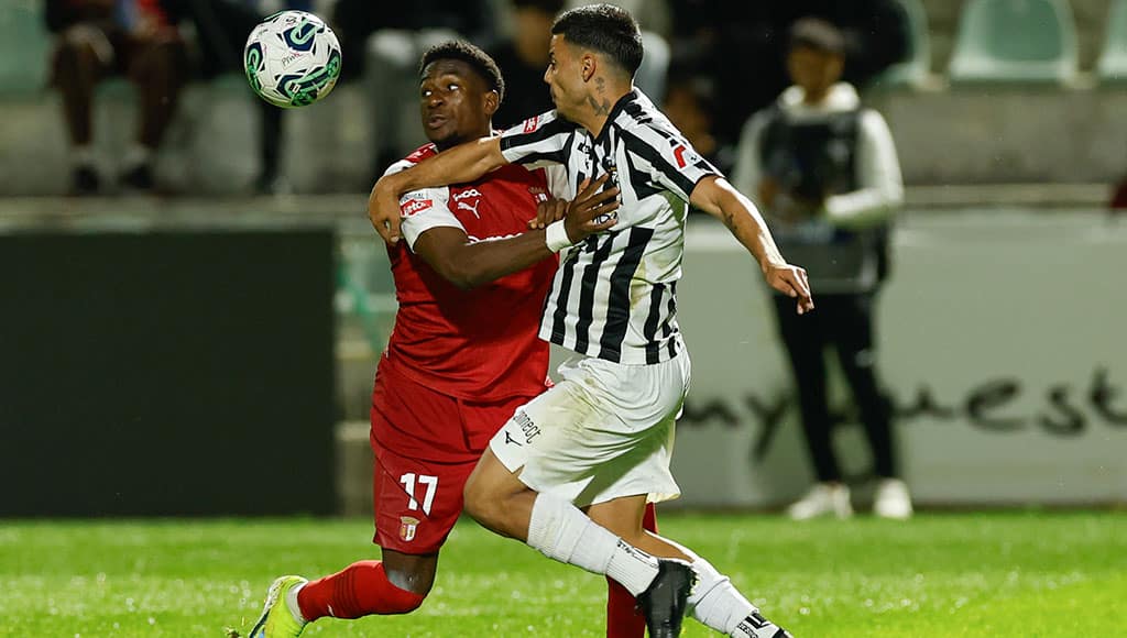 Portimonense player Guga (right) fights for the ball against Sporting de Braga player Davis, on Monday, April 1 at the Portimonense Stadium
