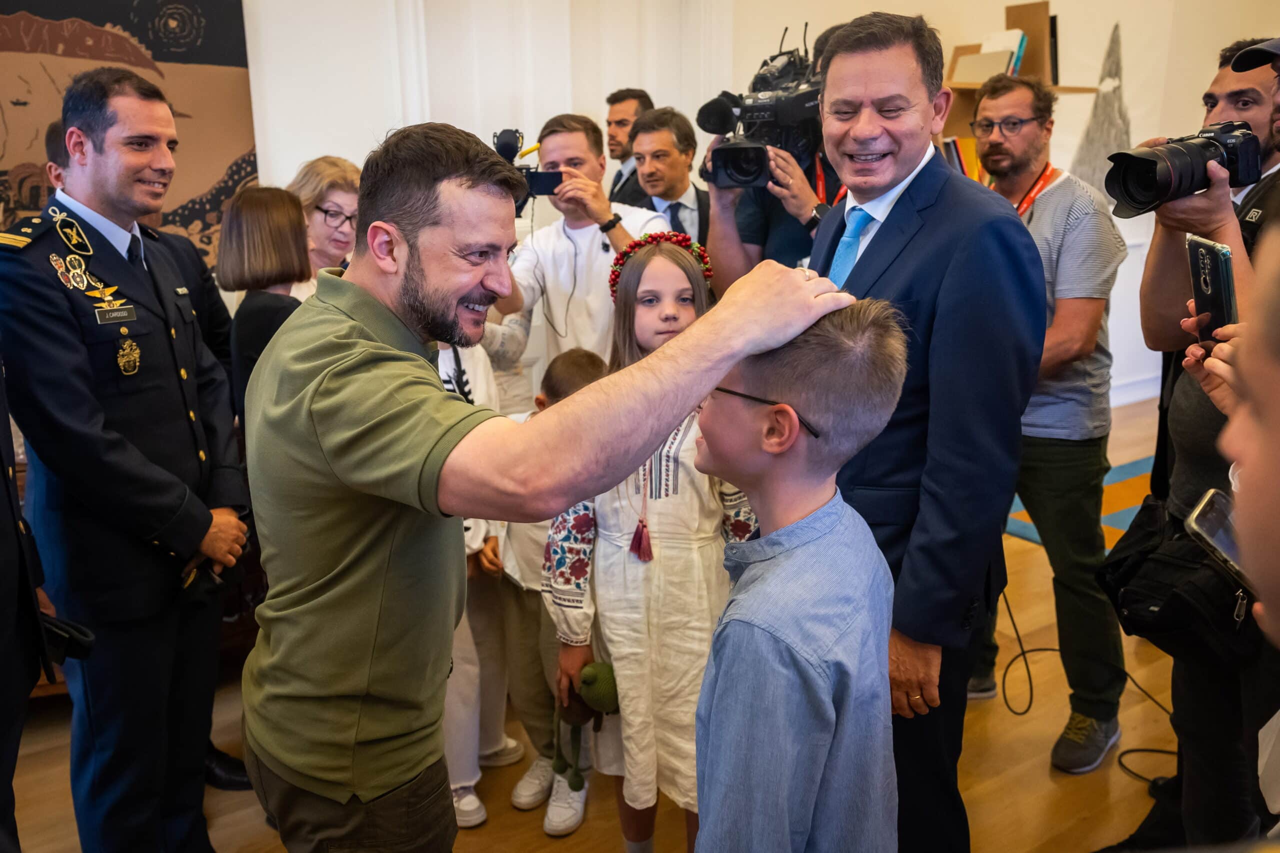 Portuguese Prime Minister Luis Montenegro (R) and Ukraine's President Volodymyr Zelensky (L) meet with Ukrainians after a joint statement at Sao Bento Palace in Lisbon, Portugal, 28 May 2024. President Zelensky was on a working visit to Portugal to strengthen bilateral relations, especially cooperation in the field of security and defense. EPA/JOSE SENA GOULAO / POOL