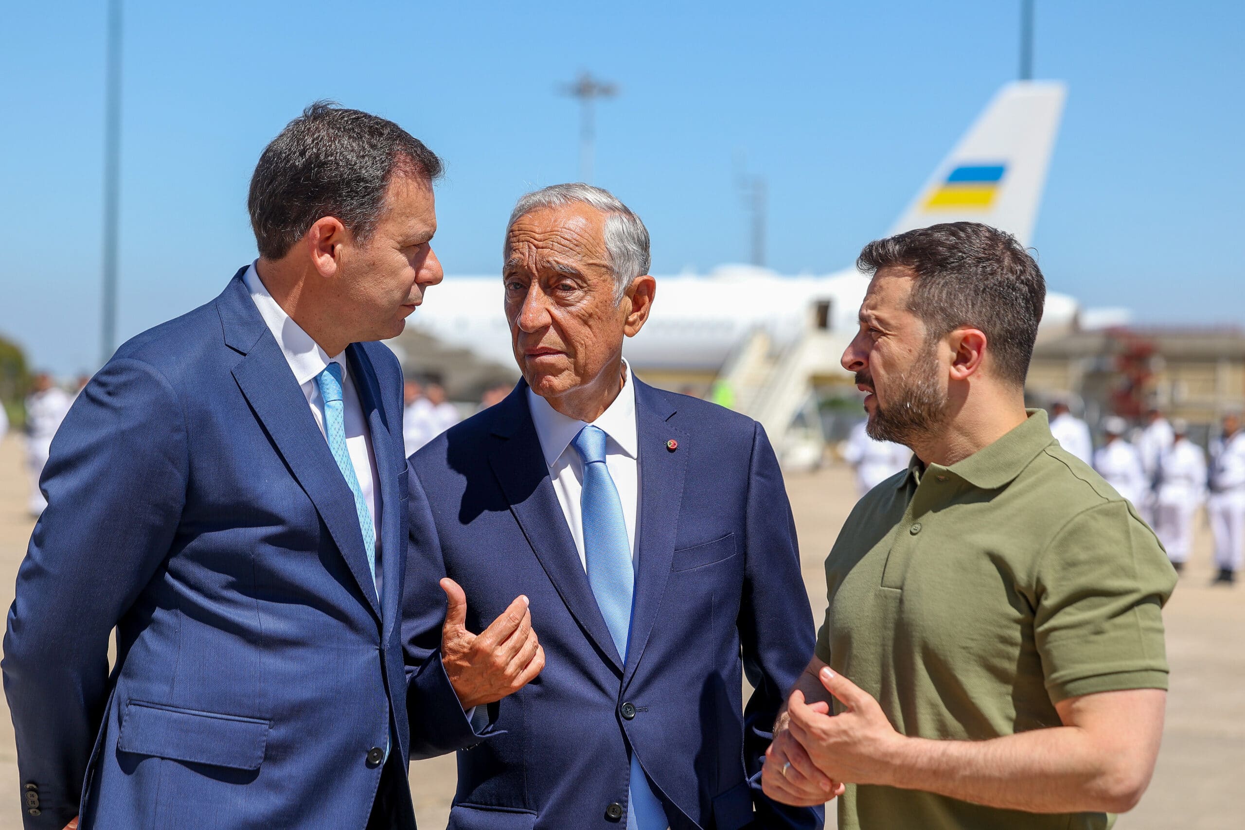 Ukraine's Zelenskyy welcomed by Marcelo and Montenegro