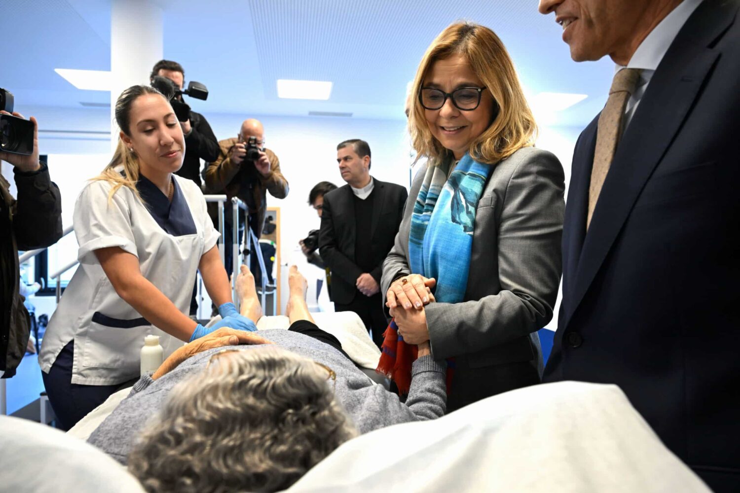 Health minister Ana Paula Martins (second from right) speaks to a patient at the Palliative Care Unit and Daycare Unit for the Promotion of Autonomy of CIDIFAD (dementia investigation centre), in Riba D’Ave, Vila Nova de Famalicão, on December 20, 2024 - Photo: Fernando Veludo/Lusa
