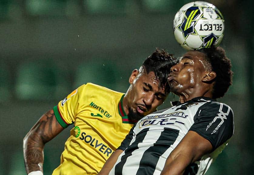 Portimonense player Bryan Róchez (right) in action against Paços de Ferreira player Fábio Gomes at the Portimão Stadium on Monday