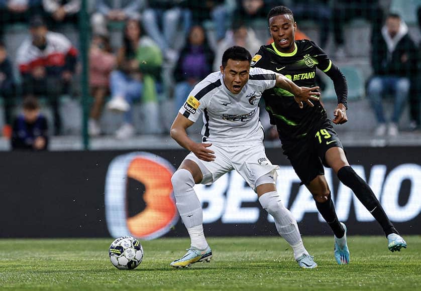 Portimonense player Park Ji-soo (left) in action against Sporting player Youssef Chermiti during last Saturday’s match in Portimão