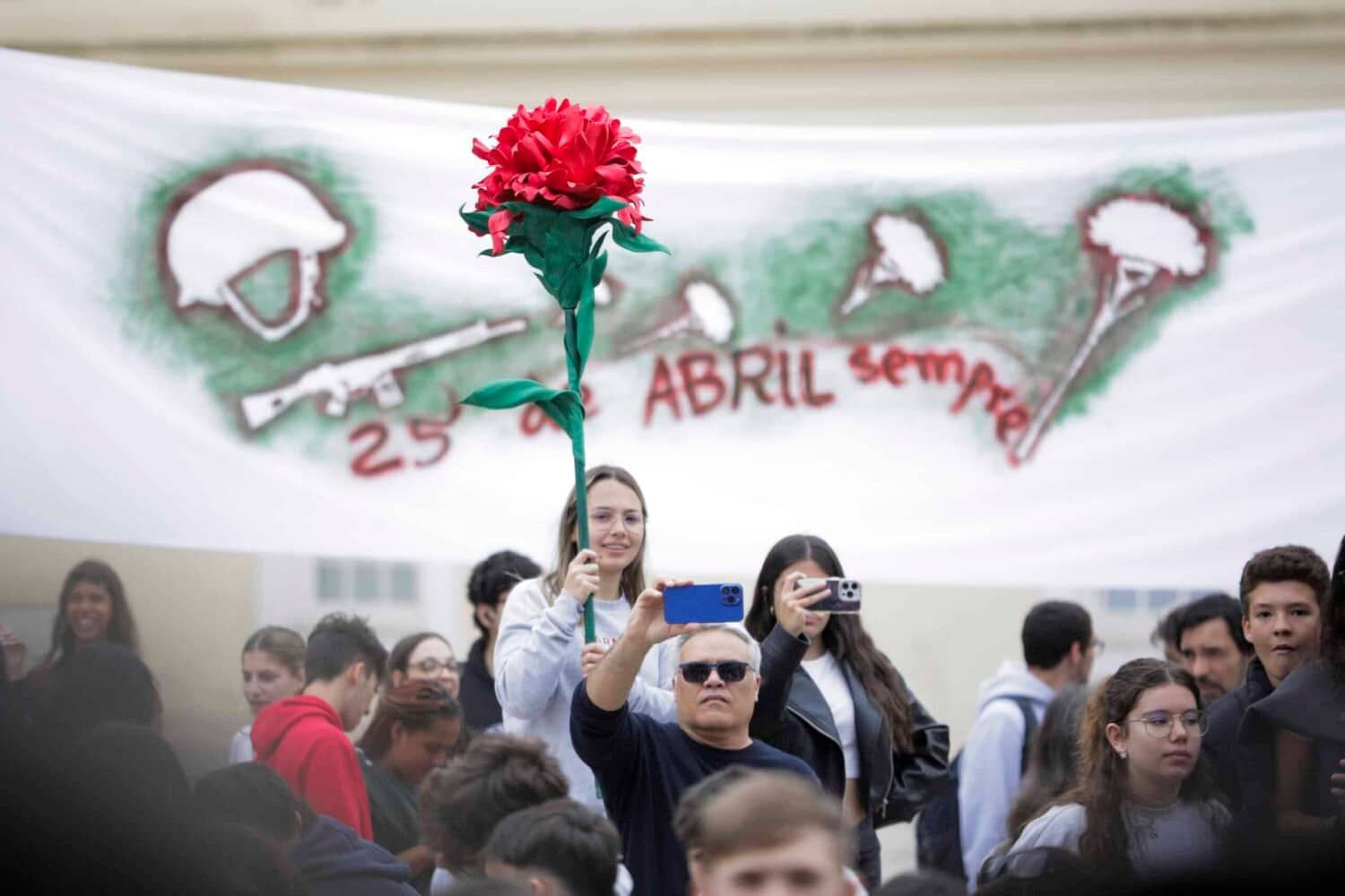 Alunos aderem a manifestação na comemoração dos 50 anos do 25 de Abril de 1974