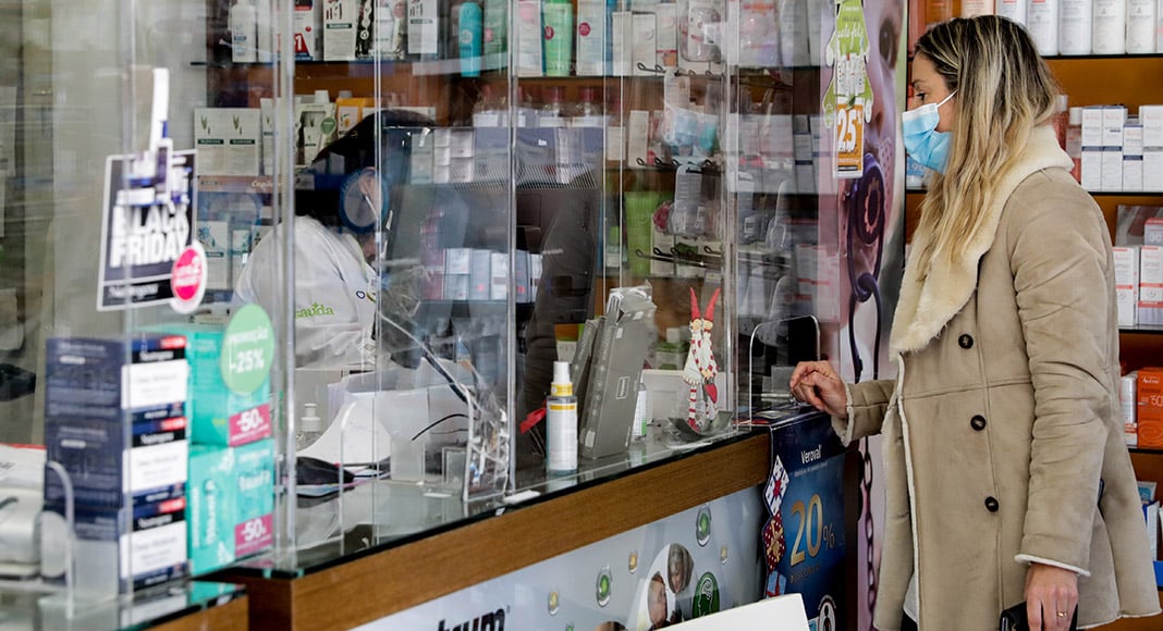 Concern mounts over shortage of Covid-19 tests at pharmacies|Farmácia sign