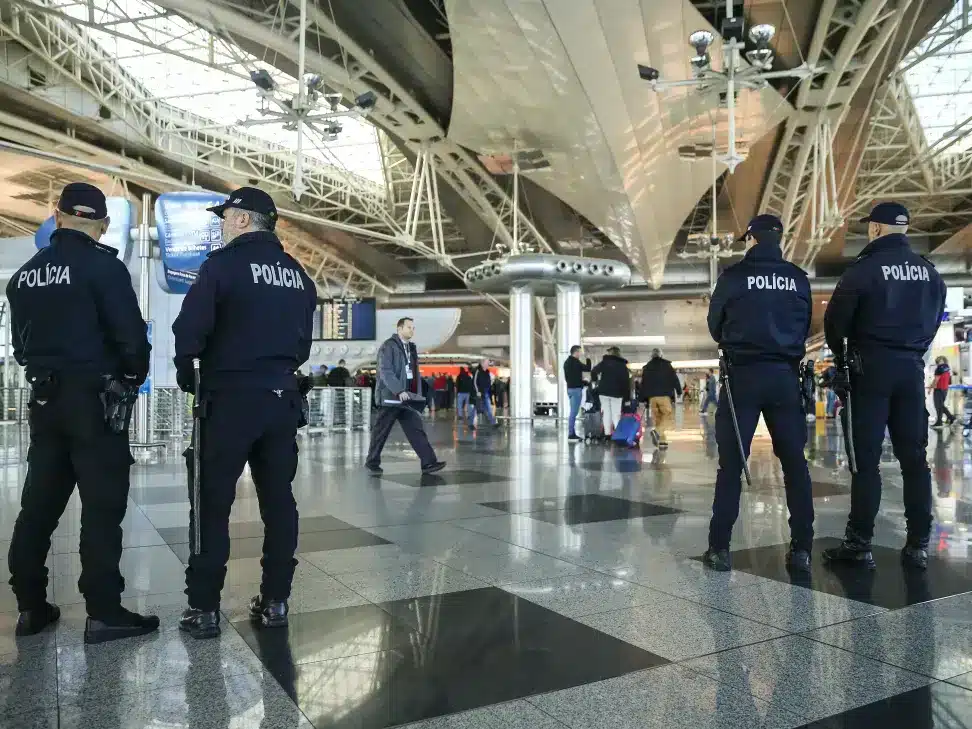 Police at Lisbon airport are being kept more than busy with the numbers of passengers using this busy terminal. Image: Lusa