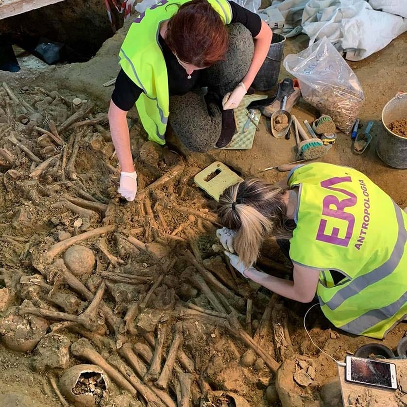 Excavation of an ossuary in the Dominican Convent in Lisbon (18th century)