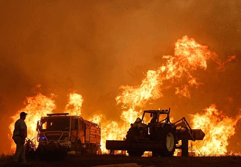 Odemira fire: flames raging close to Aljezur on Monday, August 7 – Photo: LUÍS FORRA/LUSA