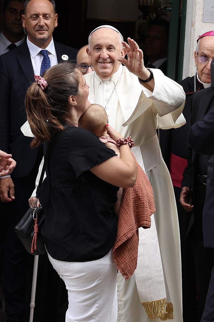 epa10781636 Pope Francis waves to the crowd after a meeting with the Portugal's Prime Minister at Apostolic Nunciature in Lisbon, Portugal, 02 August 2023. The Pontiff is in Portugal on the occasion of World Youth Day (WYD), one of the main events of the Church that gathers the Pope with youngsters from around the world, that takes place until 06 August. EPA/MIGUEL A. LOPES / POOL