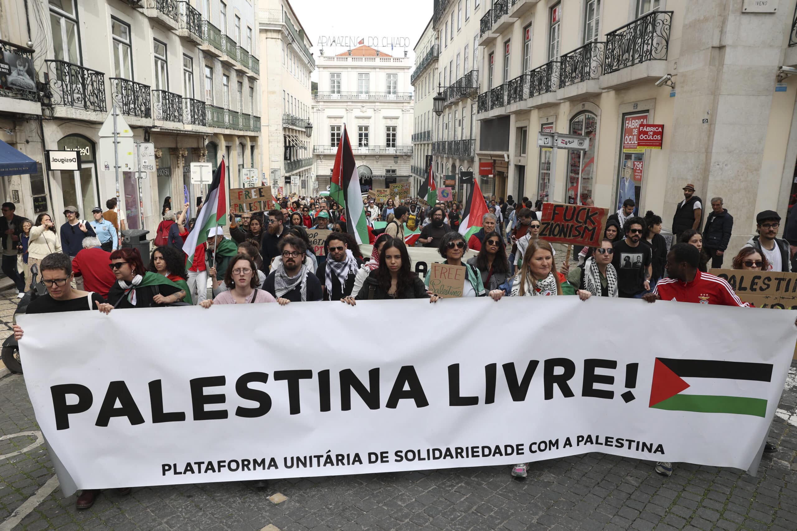 Hundreds join pro-Palestine march in Lisbon