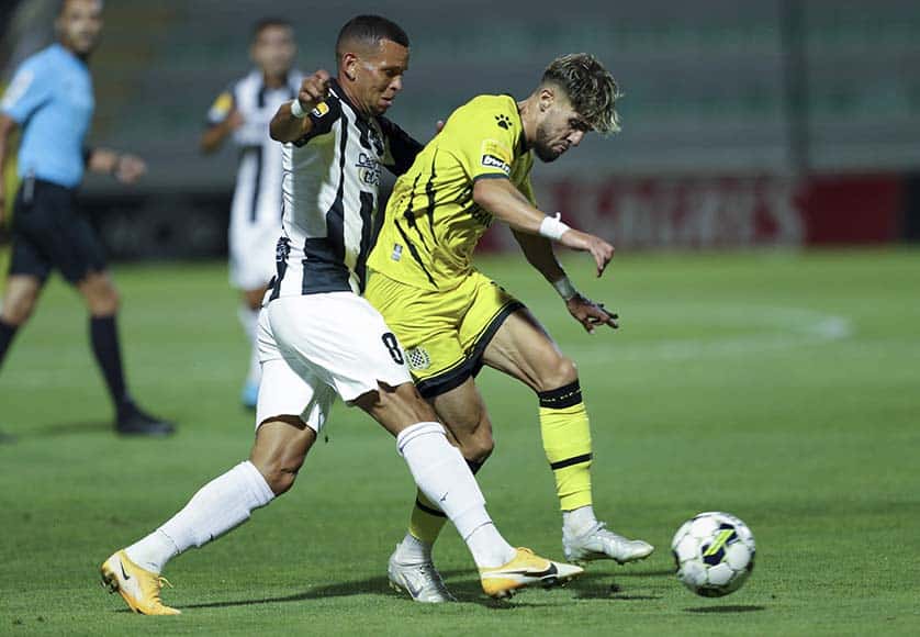 Portimonense’s Ewerton (left) fights for the ball with Luís Santos from Boavista at last Sunday night’s match in Estádio do Portimonense
