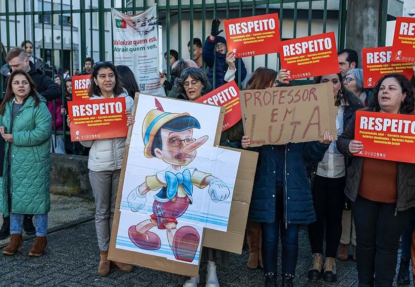 Teachers' protest outside secondary school Rainha Santa Isabel in Coimbra, on January 11