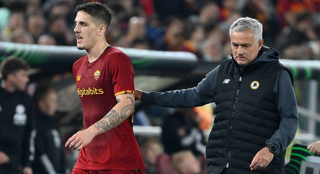 AS Roma's head coach José Mourinho talks to his player Nicolo Zaniolo during the UEFA Conference League semi-final, second leg soccer match between AS Roma and Leicester City at Olimpico stadium in Rome, Italy, May 5, 2022.