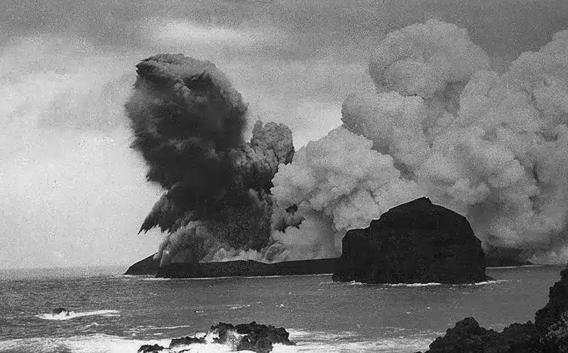 The last eruption on Faial (of the Capelinhos volcano) was in 1957, and lasted 13 months. The eruption burst in the sea, about a kilometer off the coast of Capelo and Praia do Norte parishes, spawning 450 seismic events, gushing fire, lava, ashes and steam.