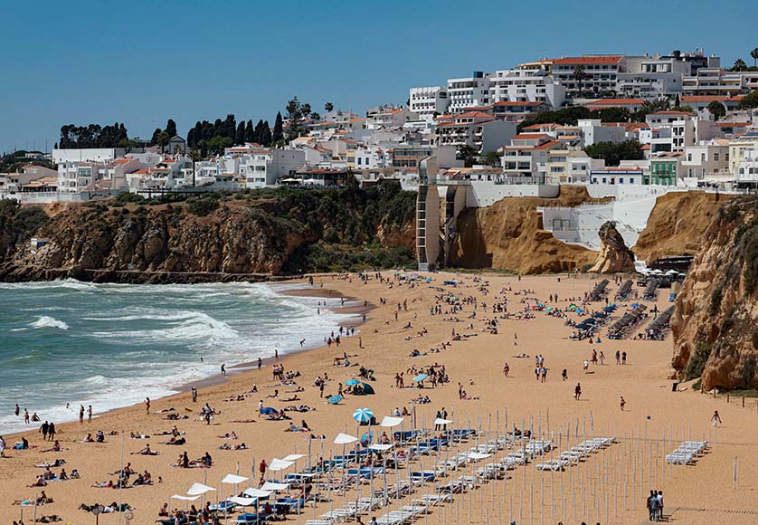 Albufeira beach|tourists