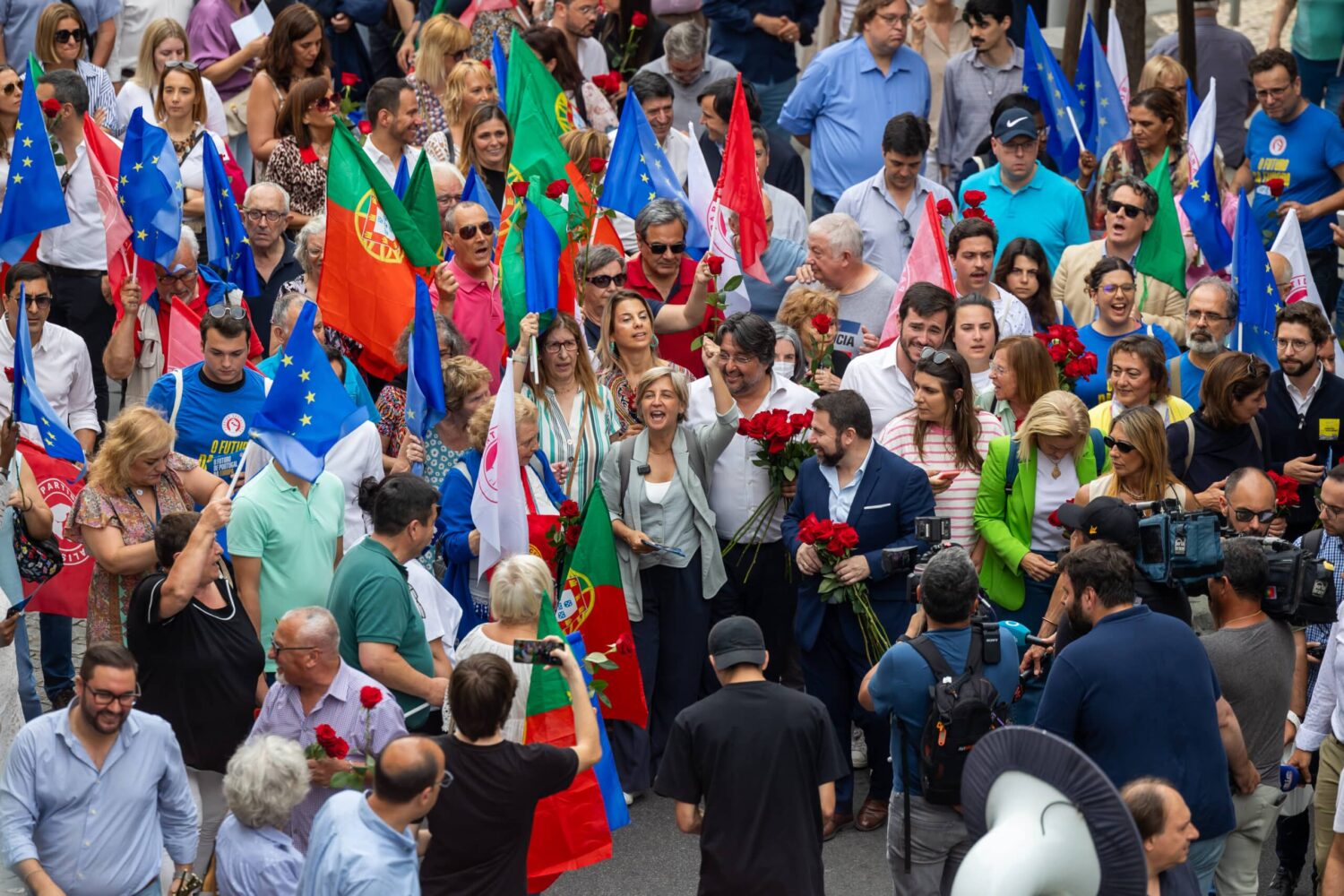 PS's list leader Marta Temido (pictured centre in Moscavide last week) 'won the day' - Photo: JOSÉ SENA GOULÃO/LUSA|Europeias/Aliança Democrática: Sebastião Bugalho em Braga