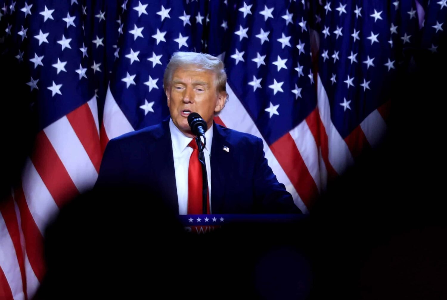The Republican presidential candidate Donald J. Trump addressing supporters at the Election Night watch party in the West Palm Beach Convention Center in West Palm Beach, Florida, USA, on November 6. Photo: EPA/CRISTOBAL HERRERA-ULASHKEVICH|Foreign affairs minister Paulo Rangel says he sees no reason for pessimism - Photo: HUGO DELGADO/LUSA