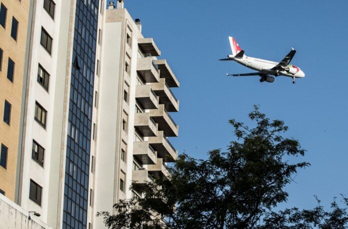 Image: Incoming plane over Lisbon: Paul Pimenta/ Lusa
