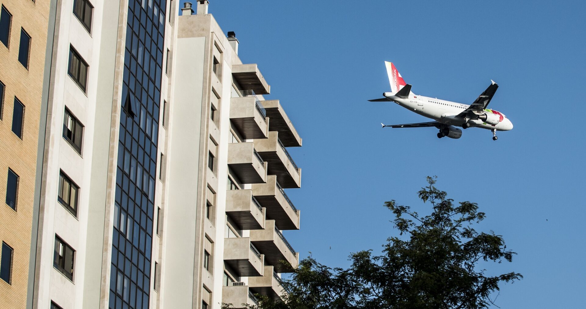 Many apartment blocks in Lisbon are under flight paths. image: Paulo Pimenta/ Lusa