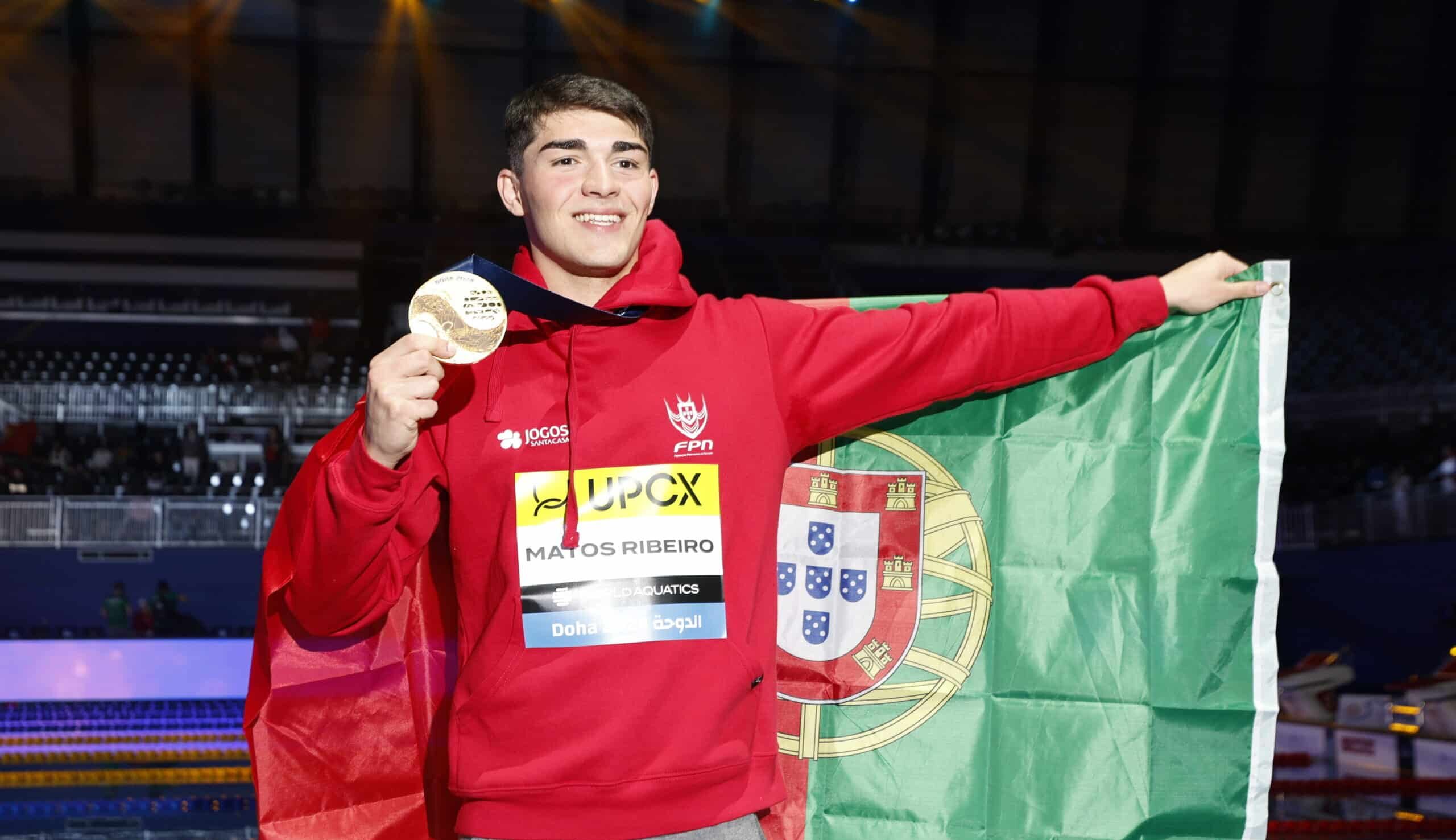 Gold medallist Diogo Matos Ribeiro of Portugal celebrates after winning the Men's 50m Butterfly event at the 2024 World Aquatics Championships in Doha, Qatar, February 12, 2024 - Photo: EPA/MOHAMED MESSARA|Diogo Ribeiro (Facebook SL Benfica) - web