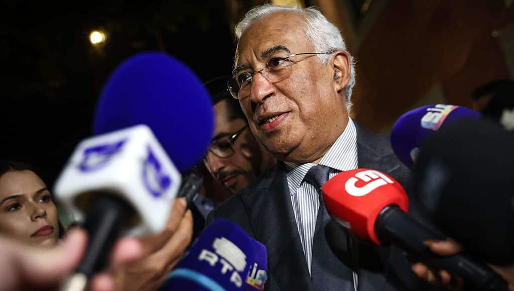 António Costa speaking to journalists outside the PS headquarters in Lisbon today (November 9 ) - Photo: RODRIGO ANTUNES/LUSA