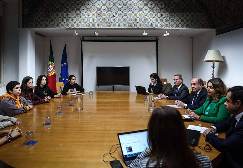 Economy minister António Costa Silva (third from right) meets with climate activists on Tuesday, November 15 at the Ministry of Economy building
