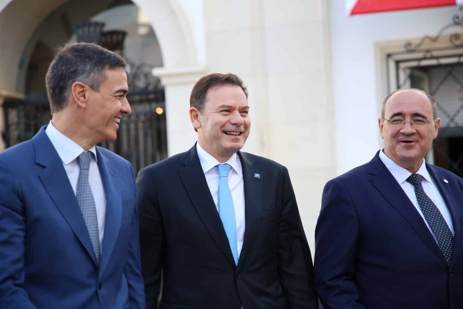 Faro mayor Rogério Bacalhau (right) handed the keys to the city to Portuguese Prime Minister, Luís Montenegro (centre), and Spanish President, Pedro Sánchez (left), during the 35th Iberian Summit, taking place today in Faro.|Mayor calls for Faro-Seville railway link as Iberian leaders meet in Algarve|Mayor calls for Faro-Seville railway link as Iberian leaders meet in Algarve|Mayor calls for Faro-Seville railway link as Iberian leaders meet in Algarve