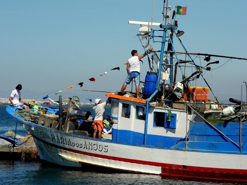 A Tripulaçao adorna o seu barco 'Santa Maria dos Anjos' 01|Pope blesses Caxinas fishermen