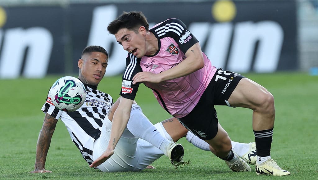 Portimonense’s Carlinhos (left) and Casa Pia’s Gaizka Larrazabal at last Sunday’s game in Portimão