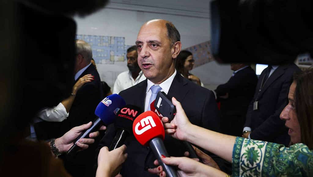 Manuel Pizarro is on the spot today, following a report suggesting the country's health system could collapse in November. It is nowhere near collapsing, he told reporters, giving no solution. In fact saying there is no short term solution to the lack of doctors because doctors should return to working much longer hours. Image: António Cotrim/ Lusa
