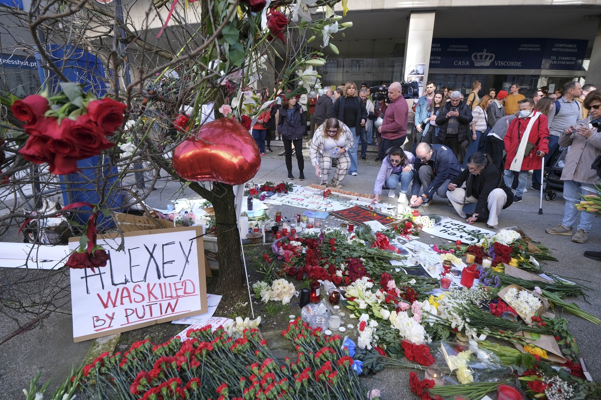 Hundreds laid tributes outside the Russian embassy last weekend. Image: Rui Minderico/ Lusa