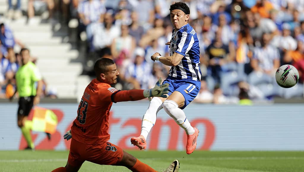 Not even an unforgettable performance by goalkeeper and man of the match Ricardo Velho at Porto’s Estádio do Dragão was enough for Farense to secure their first points this season Photo: EPA/MANUEL FERNANDO ARAUJO