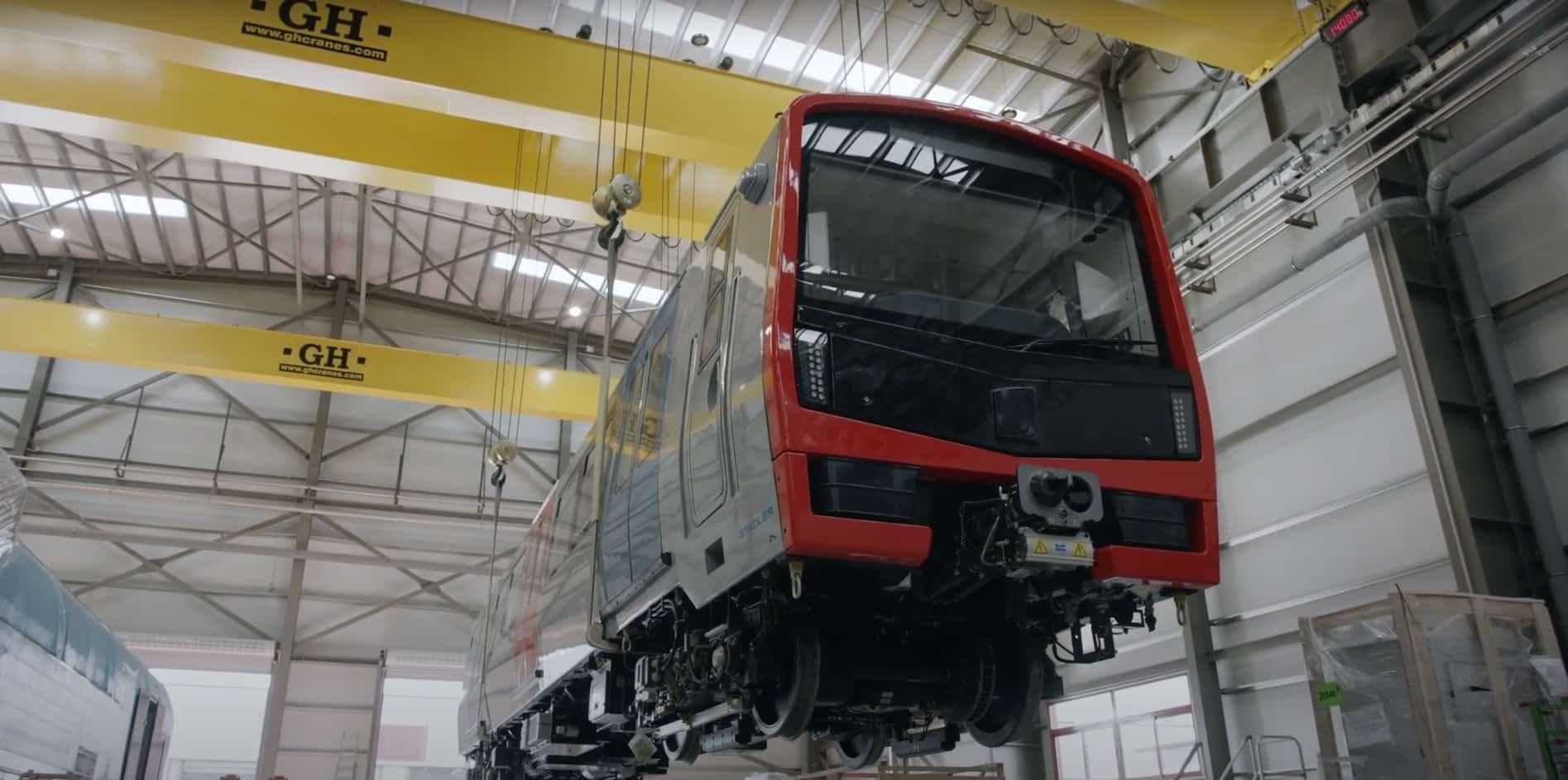 The first triple unit arriving at the Metro's Material and Workshop Park in Pontinha (Odivelas) from Spain. It will now undergo tests before starting operations next year. Image: Metropolitana de Lisboa