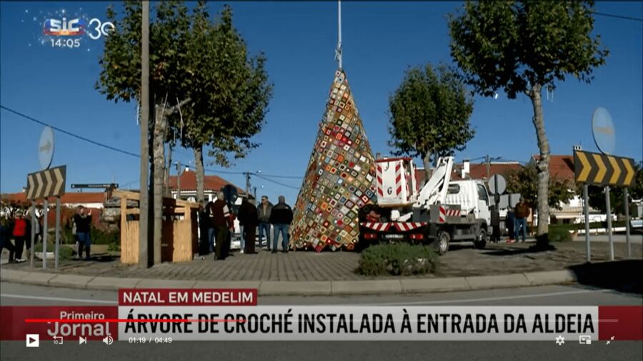 Village of Medelim erects 6m high crocheted Christmas tree