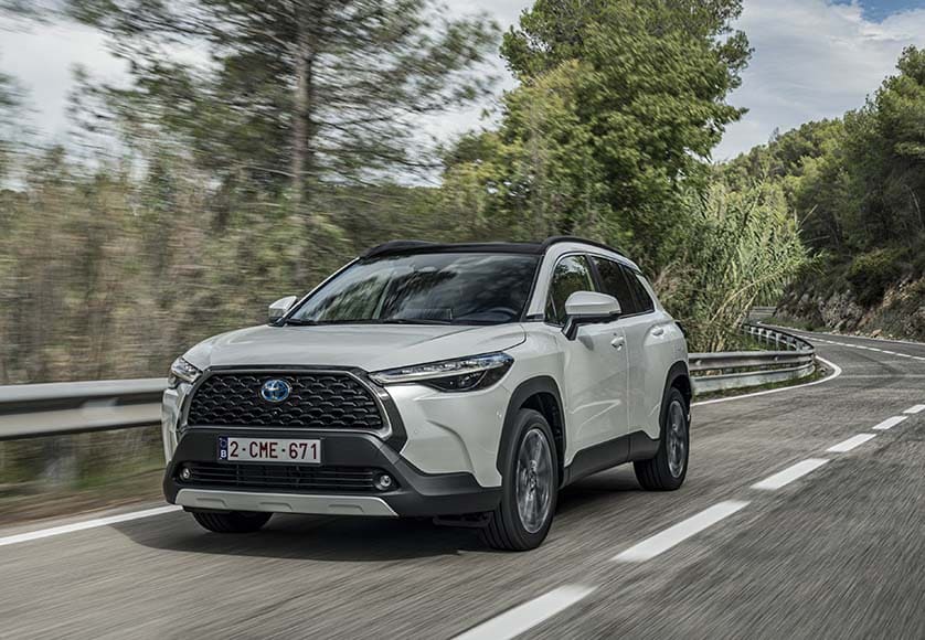 2022-corolla-cross-hybrid-dpl-awd-pearl-white-dynamic-023-2|2022-corolla-cross-hybrid-dpl-awd-cement-grey-detail-011-2|2022-corolla-cross-hybrid-dpl-awd-pearl-white-dynamic-031-2|printscreenmotoring