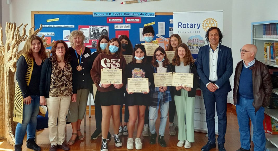 Merit certificates for Estoi school
