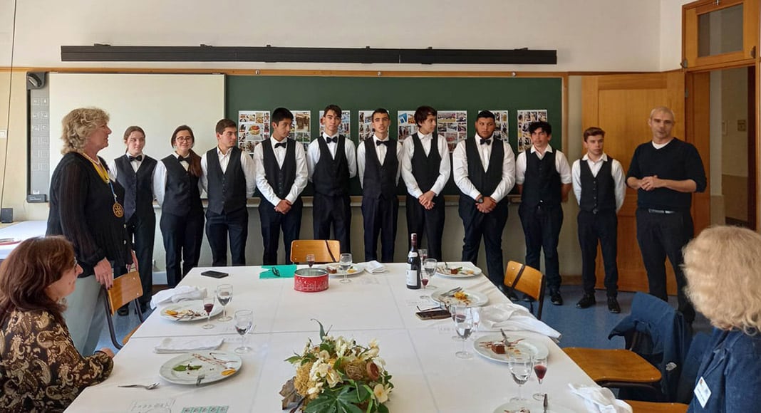 Merit certificates for Estoi school