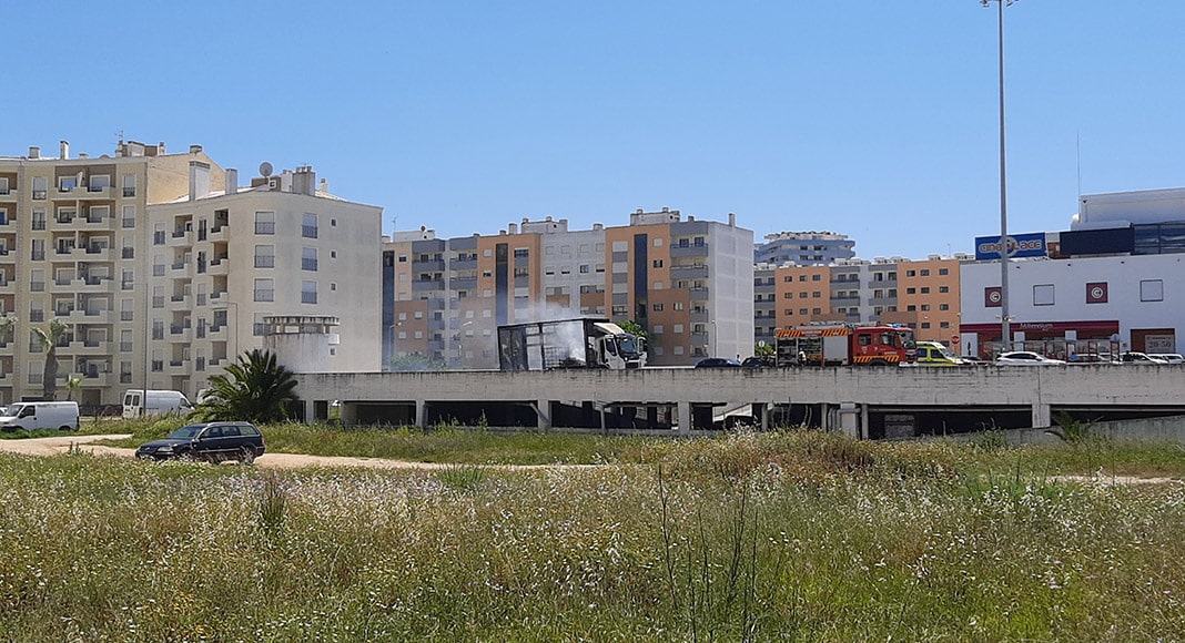 Truck fire causes panic in Portimão