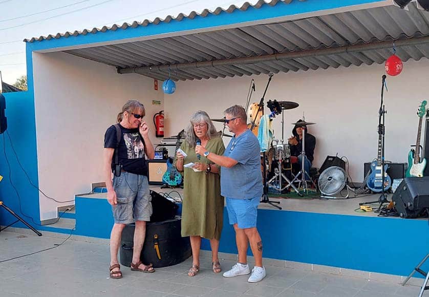 Del and Johnny AK presenting the €2,000 donation to Ginie de Weerd, president of SOS Sterilise Our Strays|Guests at Primavera Restaurant, Tunes
